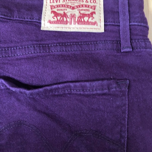 Womans Levis purple jeans. Size 32 - Picture 6 of 6